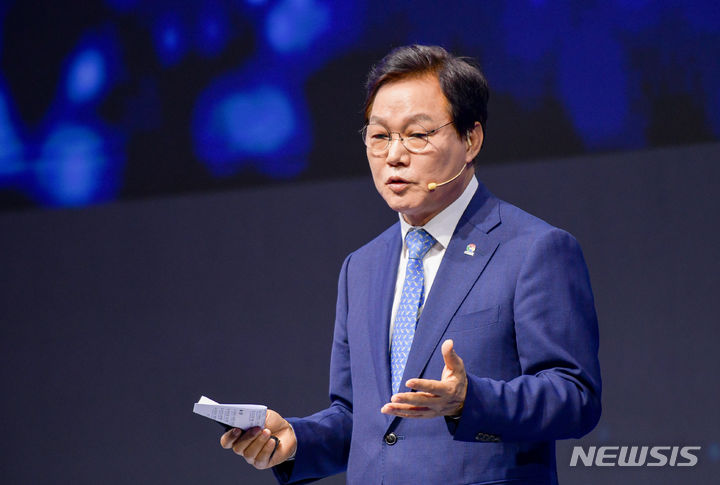 [창원=뉴시스] 홍정명 기자=4일 오후 경남 창원컨벤션센터에서 열린 '남해안 미래비전포럼'에 참석한 박완수 경남도지사가 '즐거운 경남, 남해안 관광의 미래' 제목으로 주제발표를 하고 있다.(사진=경남도 제공) 2023.07.04. photo@newsis.com