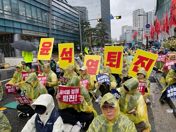 [서울=뉴시스] 전국협동조합노동조합이 4일 오후 서울 중구 농협중앙회 앞에서 결의대회를 진행하고 있다. (사진=전국협동조합노동조합 제공) *재판매 및 DB 금지