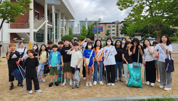 [증평=뉴시스] 증평초등학교 학생자치회 쓰레기 줍기 캠페인. (사진=괴산증평교육지원청 제공) photo@newsis.com *재판매 및 DB 금지