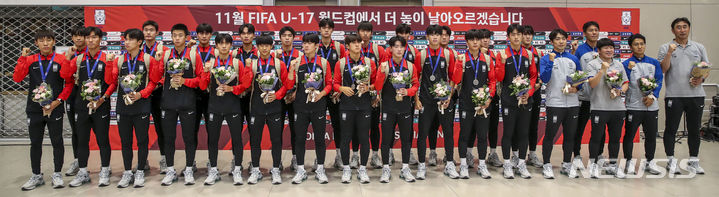 [인천공항=뉴시스] 정병혁 기자 = AFC U-17 아시안컵에서 준우승을 거둔 한국 17세 이하(U-17) 남자 축구 대표팀이 4일 오전 인천국제공항 제2터미널에서 열린 환영행사에서 기념촬영을 하고 있다. 2023.07.04. jhope@newsis.com