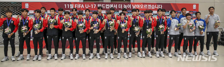 [인천공항=뉴시스] 정병혁 기자 = AFC U-17 아시안컵에서 준우승을 거둔 한국 17세 이하(U-17) 남자 축구 대표팀이 4일 오전 인천국제공항 제2터미널에서 열린 환영행사에서 기념촬영을 하고 있다. 2023.07.04. jhope@newsis.com