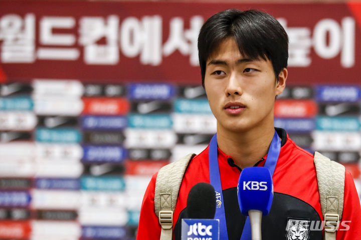 [인천공항=뉴시스] 정병혁 기자 = AFC U-17 아시안컵에서 준우승을 거둔 한국 17세 이하(U-17) 남자 축구 대표팀 주장 김명준이 4일 오전 인천국제공항 제2터미널을 통해 귀국해 취재진의 질문에 답하고 있다. 2023.07.04. jhope@newsis.com