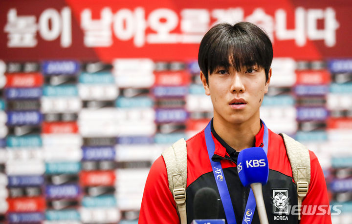 [인천공항=뉴시스] 정병혁 기자 = AFC U-17 아시안컵에서 준우승을 거둔 한국 17세 이하(U-17) 남자 축구 대표팀 백인우가 4일 오전 인천국제공항 제2터미널을 통해 귀국해 취재진의 질문에 답하고 있다. 2023.07.04. jhope@newsis.com