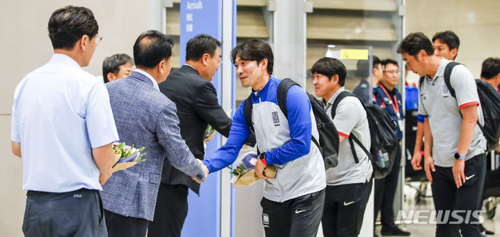 [인천공항=뉴시스] 정병혁 기자 = AFC U-17 아시안컵에서 준우승을 거둔 한국 17세 이하(U-17) 남자 축구 대표팀 변성환 감독이 4일 오전 인천국제공항 제2터미널을 통해 귀국하고 있다. 2023.07.04. jhope@newsis.com