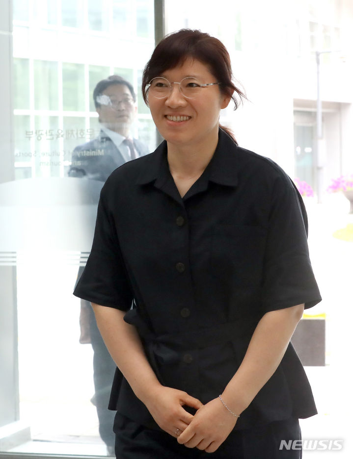 [세종=뉴시스] 강종민 기자 = 장미란 문화체육관광부 2차관이 4일 세종시 정부세종청사에 첫 출근 하고 있다. 2023.07.04. ppkjm@newsis.com