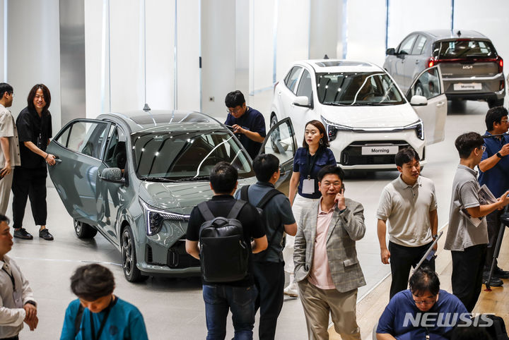 [인천=뉴시스] 정병혁 기자 = 4일 오전 인천 미추홀구 기아 인천플래그십스토어에서 열린 기아 ‘더 뉴 모닝’ 포토미디어 데이 행사에 기아 '더 뉴 모닝'이 전시되어 있다. 2023.07.04. jhope@newsis.com