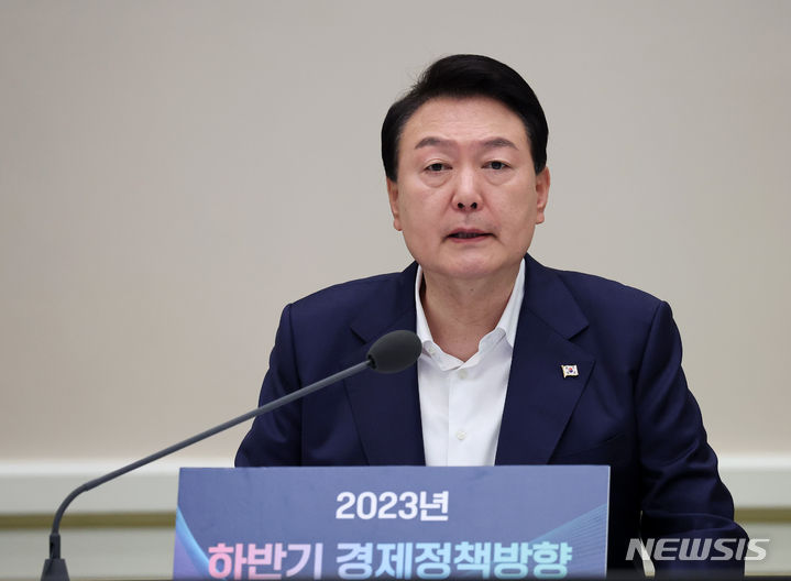 [서울=뉴시스] 홍효식 기자 = 윤석열 대통령이 4일 청와대 영빈관에서 2023년 하반기 경제정책 방향에 관한 제18차 비상경제민생회의를 주재하고 있다. (대통령실통신사진기자단) 2023.07.04. yesphoto@newsis.com