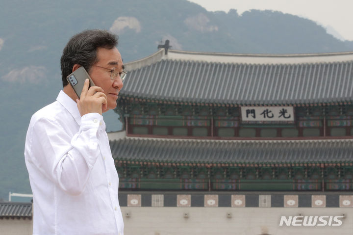 [서울=뉴시스] 김금보 기자 = 이낙연 전 더불어민주당 대표가 4일 점심시간 서울 종로구 광화문광장에서 통화를 하며 이동하고 있다. 이 전 대표는 지난 대선 직후 미국 유학길에 올랐고 1년여 만인 지난달 24일 귀국했다. 2023.07.04 kgb@newsis.com