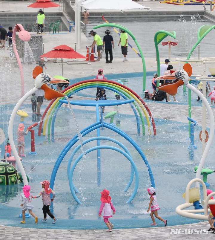 [서울=뉴시스] 조수정 기자 = 4일 개장한 서울 중랑구 면목동 중랑워터파크에서 국공립 금강어린이집 어린이 등이 물놀이를 하고 있다. 2023.07.04. chocrystal@newsis.com