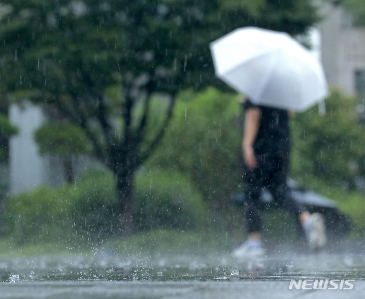 [서울=뉴시스] 김금보 기자 = 다음 주(10~16일) 내내 남북으로 오르내리는 정체전선의 영향으로 비가 오는 날이 많겠고, 특히 중부지방을 중심으로 강하고 많은 비가 지속적으로 내릴 것으로 전망된다. 사진은 지난 4일 오후 서울 종로구 광화문광장에서 시민들이 우산을 쓰고 이동하는 모습. 2023.07.04. kgb@newsis.com