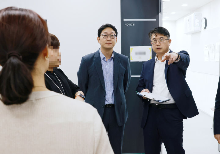 [서울=뉴시스] 장상윤 교육부 차관이 지난 4일 오후 사교육 카르텔·부조리 신고 사안과 관련해 서울 소재 학원 합동점검을 하고 있다. (사진=교육부 제공) 2023.07.07. photo@newsis.com *재판매 및 DB 금지