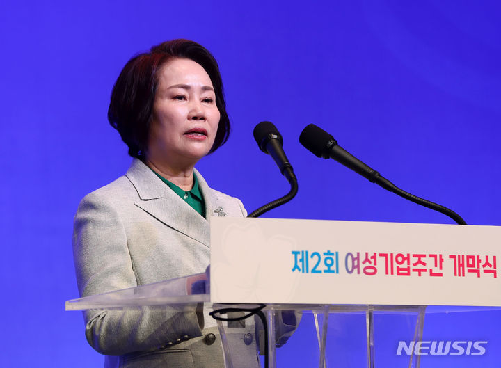 [서울=뉴시스] 홍효식 기자 = '여성창업 생태계 조성' 정책토론회가 국회 의원회관 제1소회의실에서 개최됐다. 사진은 이정한 한국여성경제인협회장이 4일 오후 서울 중구 신라호텔에서 열린 제2회 여성기업주간 개막식에서 개회사하고 있는 모습. 2023.07.04. yesphoto@newsis.com