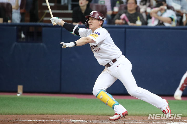 [서울=뉴시스] 권창회 기자 = 4일 서울 구로구 고척스카이돔에서 열린 2023 프로야구 NC다이노스 대 키움 히어로즈의 경기, 3회 말 2사 주자 만루 상황에서 키움 김준완이 2타점 적시타를 치고 있다. 2023.07.04. kch0523@newsis.com