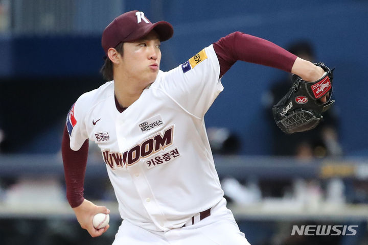 [서울=뉴시스] 권창회 기자 = 2023년 7월4일 서울 구로구 고척스카이돔에서 열린 2023 프로야구 NC다이노스 대 키움 히어로즈의 경기, 6회 초 키움 선발 안우진이 역투하고 있다. 2023.07.04. kch0523@newsis.com