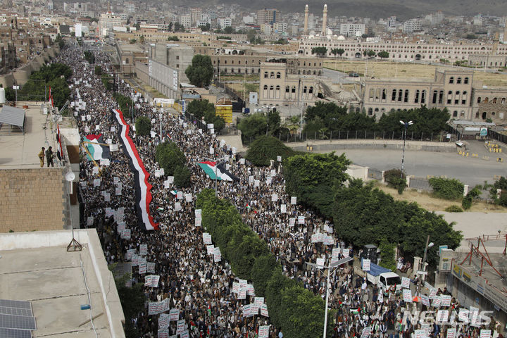 [사나( 예멘)=AP/뉴시스] 예멘 수도 사나의&nbsp; 시위대가 7월 4일 스웨덴 스톡홀름의 쿠란 소각에 대해 항의하는 시위를 벌이고 있다.&nbsp; 사나에서는 그 후 이라크 바그다드 군중의 스웨덴 대사관 습격과 거기에 대한 보복으로 스웨덴과 덴마크에서 쿠란 소각 사건이 또 일어나자 24일 다시 항의 시위에 나섰다.&nbsp; 2023. 07.25. 