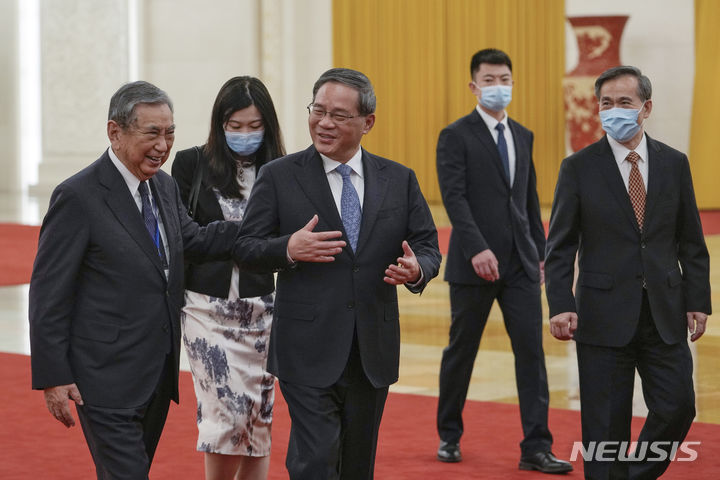 [베이징=AP/뉴시스] 리창(오른쪽) 중국 총리가 5일 중국 베이징 인민대회당에서 고노 요헤이 일본 국제무역촉진협회 단장과 얘기를 나누며 회담장으로 향하고 있다. 전 일본 관방장관을 지낸 고노 단장은 약 80명의 대기업 임원 등으로 구성된 대표단을 이끌고 중국을 방문했다. 2023.07.05.