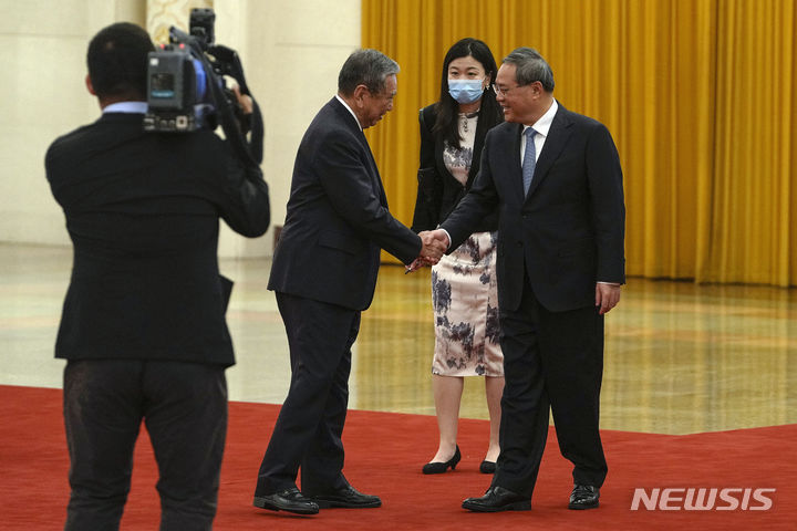 [베이징=AP/뉴시스] 리창(오른쪽) 중국 총리가 5일 중국 베이징 인민대회당에서 고노 요헤이&nbsp; 일본 국제무역촉진협회 단장과 회담에 앞서 악수하고 있다. 전 일본 관방장관을 지낸 고노 단장은 약 80명의 대기업 임원 등으로 구성된 대표단을 이끌고 중국을 방문했다. 2023.07.05.