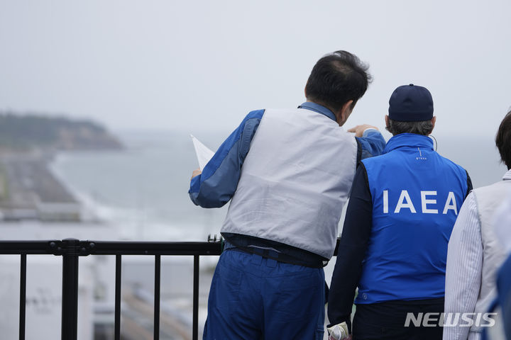 [후바타=AP/뉴시스] 라파엘 그로시(오른쪽) 국제원자력기구(IAEA) 사무총장이 5일 일본 동북부 후바타에서  토모아키 코바야카와 도쿄전력 사장으로부터 후쿠시마 원전 처리수 배출 시설에 관한 설명을 듣고 있다. 2023.07.05.