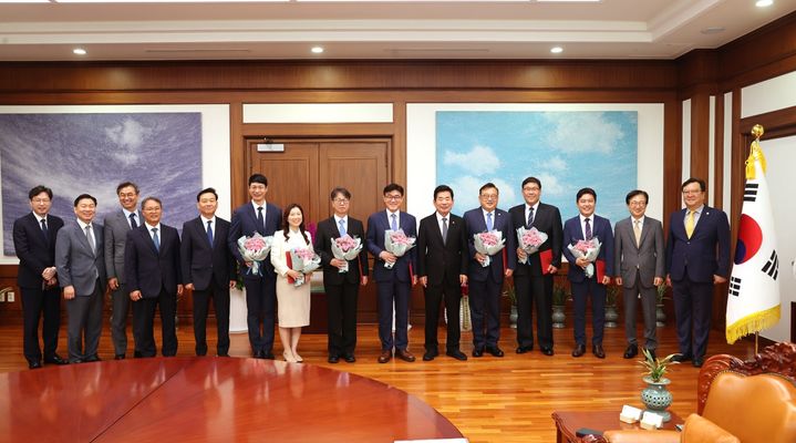 [서울=뉴시스] 김진표 국회의장은 5일 취임 1주년을 맞아 의장 비서실 2기 인사를 단행하고, 임명장을 수여했다. (사진=국회의장 공보수석실 제공) *재판매 및 DB 금지