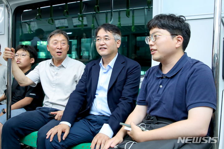 [고양=뉴시스] 이동환 고양시장이 서해선(대곡~소사) 개통 첫날 시민들과 함께 열차 탑승에 대화를 나누고 있다. (사진=뉴시스 DB).photo@newsis.com