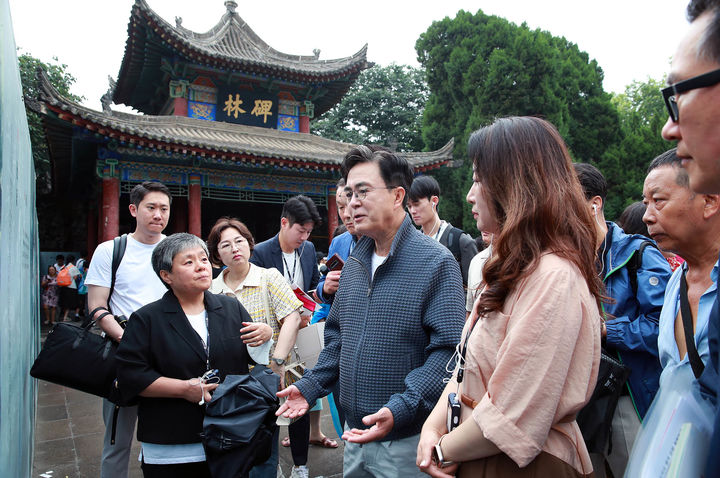 [홍성=뉴시스] 김태흠 충남지사가 중국 산시성 시안의 비림을 방문, 도와 보령시 관계 공무원들에게 30년 이상을 내다보고 준비하는 관광사업을 주문하고 있다. *재판매 및 DB 금지