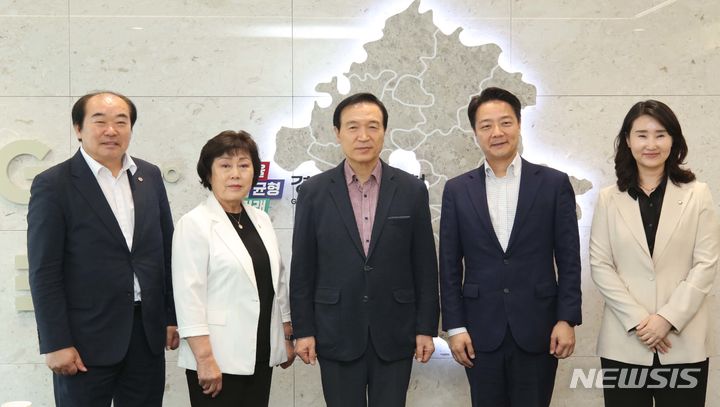 임태희 경기도교육감(사진 가운데)과 김범수 위원장, 용인시의원들(사진제공=용인시의회)