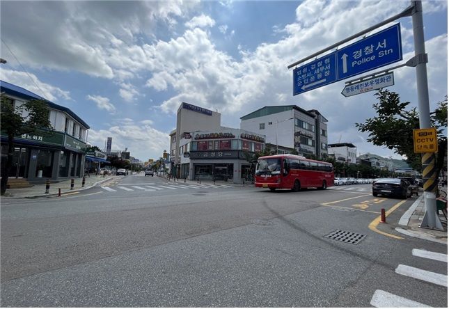 [영동=뉴시스] 안성수 기자 = 충북 영동군 교통사고 다발지역 개선사업 대상지인 영동읍 금성당 앞 사거리 모습. (사진=영동군 제공) 2023.7.5. photo@newsis.com *재판매 및 DB 금지