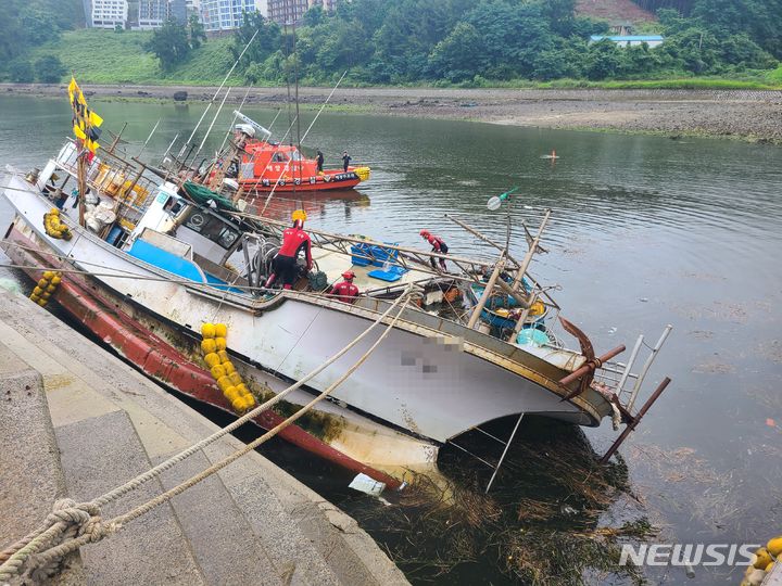 [남해=뉴시스] 차용현 기자 = 지난 4일 오후 경남 남해군 창선면 한 선착장에서 계류하던 선박이 침수돼 해경이 구조에 나서고 있다. 2023.07.05.(사진=사천해경 제공)photo@newsis.com