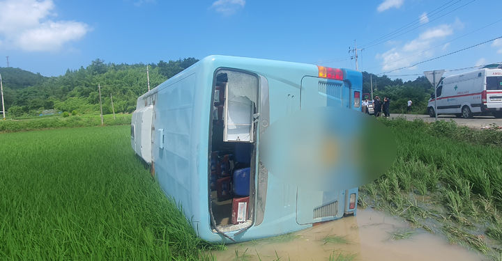 5일 오후 전남 고흥의 한도로에서 논으로 넘어진 군내버스. 독자제공 *재판매 및 DB 금지