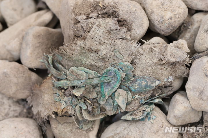 [서울=뉴시스] 경주 쪽샘지구 44호분 비단벌레 말다래 하부 죽제 편조물 (사진=문화재청 제공) 2023.07.05. photo@newsis.com