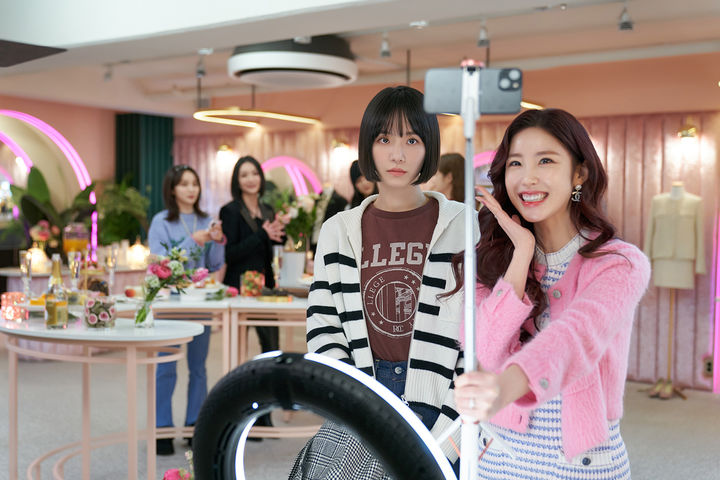 [서울=뉴시스] '셀러브리티' 스틸 2023.07.05. (사진=넷플릭스 제공) photo@newsis.com *재판매 및 DB 금지