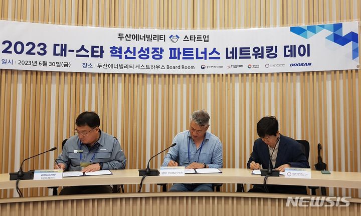 [창원=뉴시스] 홍정명 기자=두산에너빌리티 이한희(왼쪽부터) 상무, 스타트업인 한울항공기계 안두선 전무, 경남창조경제혁신센터 이동형 센터장이 대-스타 혁신성장 파트너스 업무협약서에 서명하고 있다.(사진=경남창조경제혁신센터 제공) 2023.07.05. photo@newsis.com