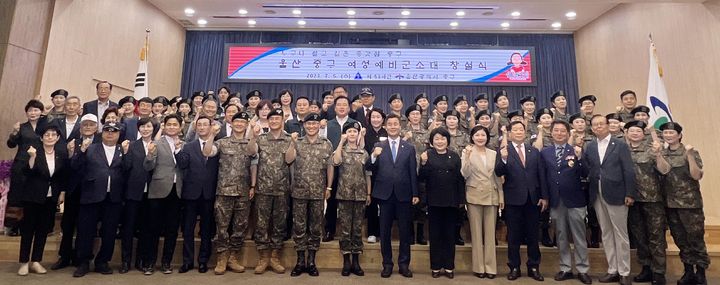 [부산=뉴시스] 육군 제53보병사단은 5일 울산 중구청 대회의실에서 유관기관 및 군 관계자, 예비군지휘관, 여성예비군 소대원 등 200여 명이 참석한 가운데 여성예비군 소대 창설식을 개최했다고 밝혔다. (사진=53사단 제공) *재판매 및 DB 금지