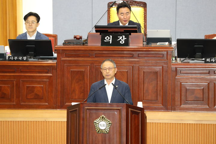 [울산=뉴시스]5일 울산 남구의회 본회의장에서 제253회 임시회 제1차 본회의가 열린 가운데 임금택 의원이 반다비 빙상장 사업 대상지 변경과 관련해 구정질문을 하고 있다. (사진=울산 남구의회 제공) 2023.07.05. photo@newsis.com *재판매 및 DB 금지