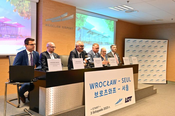 [서울=뉴시스] 폴란드 국적 항공사인 LOT폴란드항공 관계자들이 폴란드 브로츠와프공항에서 오는 11월 3일부터 브로츠와프-서울 직항 노선 운항 계획에 대해 설명하고 있다. (사진=LOT폴란드항공 제공) 2023.07.05 photo@newsis.com *재판매 및 DB 금지