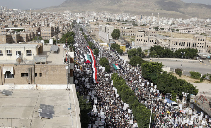 [사나(예멘)=신화/뉴시스] 예멘의 수도 사나에서 7월 4일 반이스라엘 시위대가 시내를 메우고 행진하고 있다. 내전이 계속중인 남부 타이즈주 모카시에서는 유력 반후티 정당의 지도자 알-하이시가 5일 (현지시간) 정체불명의 총격대에게 암살당했다. 