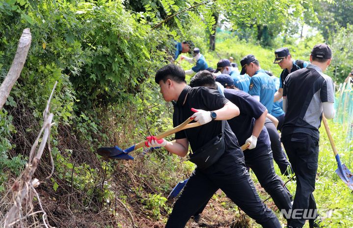 [부산=뉴시스] 하경민 기자 = 부산경찰청 여청수사대와 기동대, 과학수사대 등 50여 명이 5일 오전 출생 미신고된 영아 시신이 암매장된 것으로 추정되는 부산 기장군의 한 야산에서 수색작업을 벌이고 있다. 2023.07.05. yulnetphoto@newsis.com