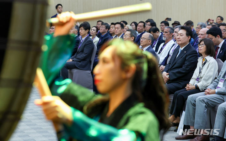 [서울=뉴시스] 홍효식 기자 = 윤석열 대통령이 5일 서울 강남구 역삼동 한국과학기술회관에서 열린 제1회 세계 한인 과학기술인 대회 개회식에서 축하공연을 지켜보고 있다. (대통령실통신사진기자단) 2023.07.05. yesphoto@newsis.com