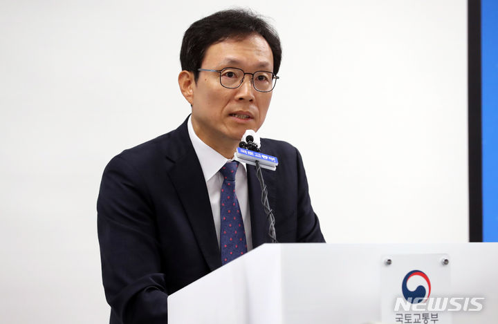 [세종=뉴시스] 강종민 기자 = 김규철 당시 국토교통부 기술안전정책관이 5일 세종시 정부세종청사에서 인천 검단 아파트 지하주차장 붕괴사고 조사결과를 발표하고 있다. 2023.07.05. ppkjm@newsis.com