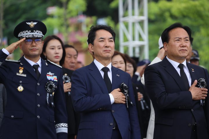 국민의례 하는 박민식 장관  [서울=뉴시스] 박민식 국가보훈부 장관이 5일 오전 경기도 오산시 죽미령 평화공원에서 열린 유엔군초전기념 및 미 스미스부대 전몰장병 추도식에 참석해 국민의례를 하고 있다. (사진=국가보훈부 제공) 2023.07.05. photo@newsis.com *재판매 및 DB 금지