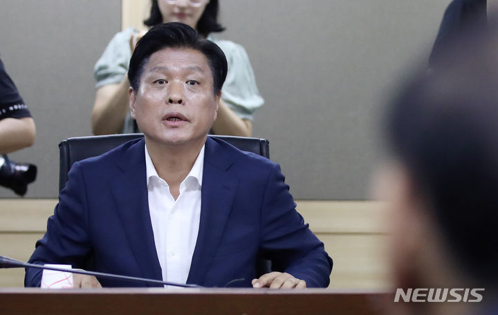 [과천=뉴시스] 김진아 기자 = 국회 과학기술정보방송통신위원회 더불어민주당 조승래 간사가 5일 경기 정부과천청사 방송통신위원회에서 열린 방송법 시행령 개정안 관련 전체회의에 앞서 김효재 방송통신위원회 위원장 직무대행과 면담하고 있다. 2023.07.05. bluesoda@newsis.com