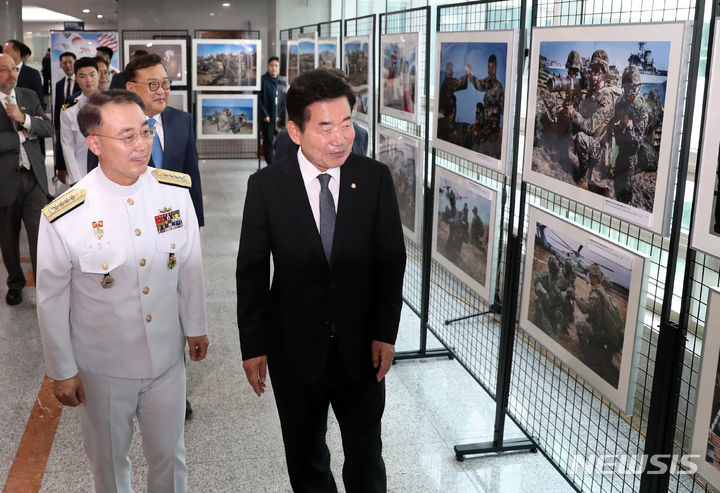 [서울=뉴시스] 이영환 기자 = 김진표 국회의장과 이종호 해군참모총장이 5일 오전 서울 여의도 국회 의원회관에서 열린 한미동맹 70주년 특별사진전 한미 해군·해병대의 발자취 개회식에서 전시된 사진을 살펴보고 있다. 2023.07.05. 20hwan@newsis.com