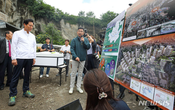 [서울=뉴시스] 권창회 기자 = 오세훈 서울시장이 지난 7월5일 오전 서울 종로구 창신동 신속통합기획구역 일대를 방문해 재개발 관련 브리핑을 듣고 있다. 2023.07.05. kch0523@newsis.com