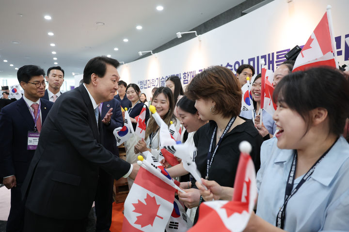 [서울=뉴시스] 윤석열 대통령이 5일 서울 강남구 역삼동 한국과학기술회관에서 열린 제1회 세계 한인 과학기술인 대회 개회식을 마친 뒤 미래 한인 과학인 캐나다 홍보부스를 방문해 참가자들을 격려하고 있다. (사진=대통령실 제공) 2023.07.05. photo@newsis.com *재판매 및 DB 금지