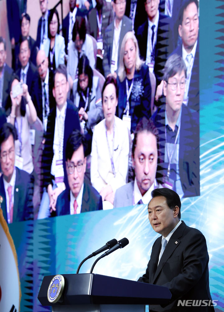 [서울=뉴시스] 홍효식 기자 = 윤석열 대통령이 5일 서울 강남구 역삼동 한국과학기술회관에서 열린 제1회 세계 한인 과학기술인 대회 개회식에서 발언하고 있다. (대통령실통신사진기자단) 2023.07.05. yesphoto@newsis.com