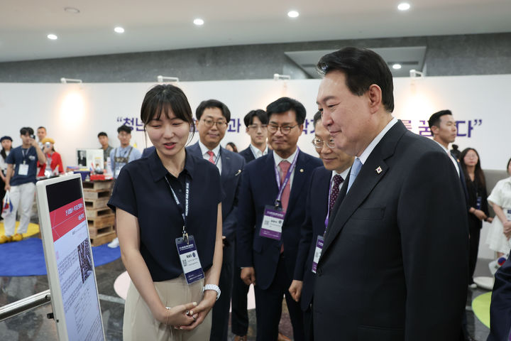 [서울=뉴시스] 윤석열 대통령이 5일 서울 강남구 역삼동 한국과학기술회관에서 열린 제1회 세계 한인 과학기술인 대회 개회식을 마친 뒤 미래 한인 과학인 곽세이 씨의 연구 관련 설명을 듣고 있다. (사진=대통령실 제공) 2023.07.05. photo@newsis.com *재판매 및 DB 금지