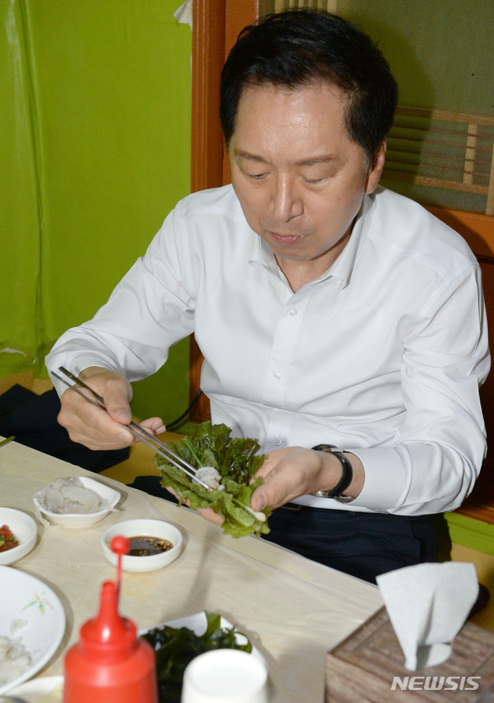 [울산=뉴시스] 배병수 기자 = 김기현 국민의힘 당 대표가 5일 울산 남구 신정시장 모 식당에서 생선회를 먹고 있다. 2023.07.05. bbs@newsis.com