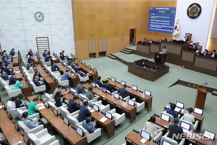 [서울=뉴시스] 김금보 기자 = 5일 오후 서울 중구 서울시의회 본회의장에서 제319회 정례회 제7차 본회의가 진행되고 있다. 2023.07.05. kgb@newsis.com