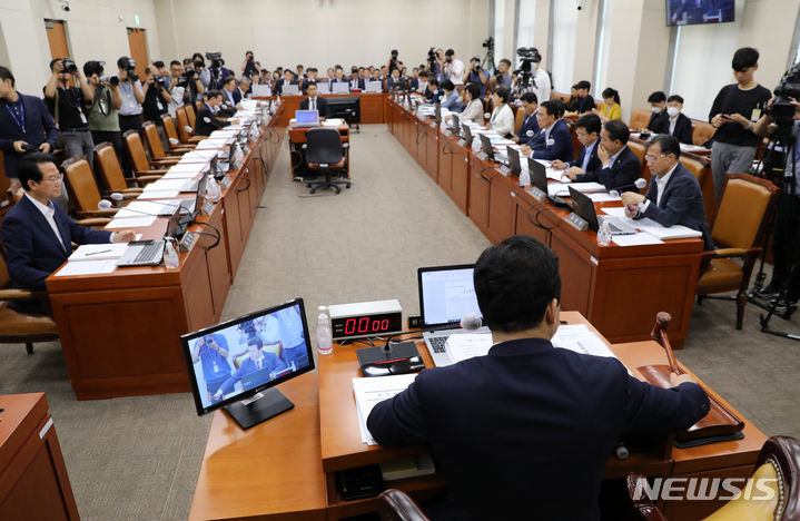 [서울=뉴시스] 고범준 기자 = 윤영석 국회 기획재정위원회 위원장이 5일 오후 서울 여의도 국회에서 열린 기획재정위원회 전체회의에서 의사봉을 두드리고 있다. 2023.07.05. bjko@newsis.com
