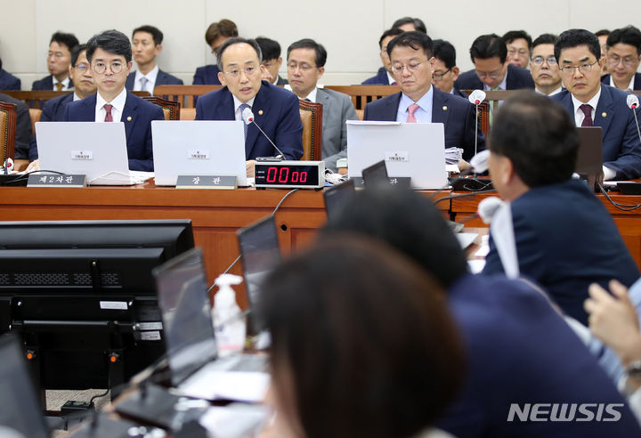 [서울=뉴시스] 고범준 기자 = 추경호 경제부총리 겸 기획재정부 장관이 5일 오후 서울 여의도 국회에서 열린 기획재정위원회 전체회의에서 의원 질의에 답변하고 있다. 2023.07.05. bjko@newsis.com